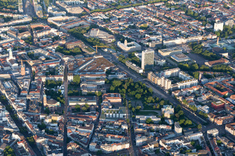 Vue aérienne de Kriegsstr à le quartier Innenstadt-West in Karlsruhe dans le département Bade-Wurtemberg, Allemagne
