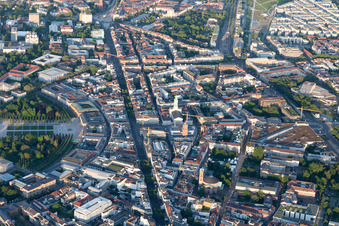 Vue aérienne de Kaiserstr, Schlossplatz à le quartier Innenstadt-West in Karlsruhe dans le département Bade-Wurtemberg, Allemagne