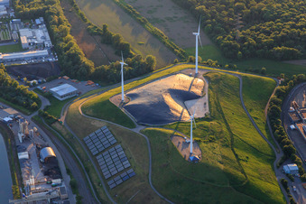 Vue aérienne de WKA et photovoltaïque sur le Müllberg/Windberg au port du Rhin à le quartier Knielingen in Karlsruhe dans le département Bade-Wurtemberg, Allemagne
