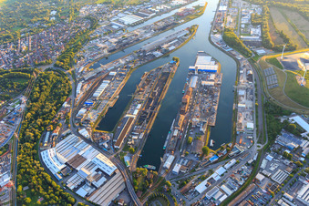 Vue aérienne de Les ports rhénans de Karlsruhe vus de l'est à le quartier Mühlburg in Karlsruhe dans le département Bade-Wurtemberg, Allemagne