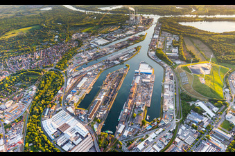 Vue aérienne de Quais et amarrages de navires dans le bassin portuaire du port intérieur du Rhin avec des moulins à vent sur la montagne d'ordures à droite et la centrale électrique au charbon ENBW au-dessus à le quartier Mühlburg in Karlsruhe dans le département Bade-Wurtemberg, Allemagne