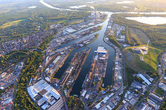 Vue aérienne de Les ports rhénans de Karlsruhe vus de l'est à le quartier Mühlburg in Karlsruhe dans le département Bade-Wurtemberg, Allemagne