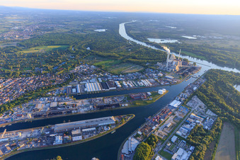 Vue aérienne de Ports rhénans de Karlsruhe avec EnBW Energie Baden-Württemberg AG, centrale à vapeur du port rhénan Karlsruhe depuis le nord-est à le quartier Mühlburg in Karlsruhe dans le département Bade-Wurtemberg, Allemagne