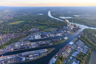 Vue aérienne de Ports rhénans de Karlsruhe avec EnBW Energie Baden-Württemberg AG, centrale à vapeur du port rhénan Karlsruhe depuis le nord-est à le quartier Mühlburg in Karlsruhe dans le département Bade-Wurtemberg, Allemagne