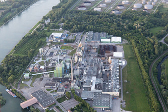 Vue aérienne de Stora Enso du sud à le quartier Knielingen in Karlsruhe dans le département Bade-Wurtemberg, Allemagne