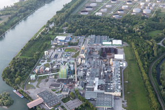 Vue aérienne de Stora Enso du sud à le quartier Knielingen in Karlsruhe dans le département Bade-Wurtemberg, Allemagne