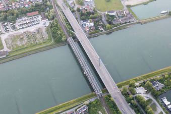 Vue aérienne de Maxau, pont du Rhin à le quartier Knielingen in Karlsruhe dans le département Bade-Wurtemberg, Allemagne