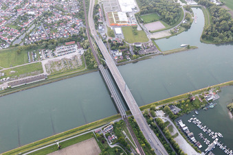 Vue aérienne de Maxau, pont du Rhin à le quartier Knielingen in Karlsruhe dans le département Bade-Wurtemberg, Allemagne