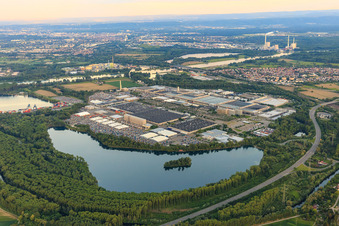Vue aérienne de Vue d'ensemble de l'Industriepark Wörth GmbH depuis le nord-ouest à travers le lac Kiefer Rathjen avec Mercedes-Benz Trucks à Wörth am Rhein dans le département Rhénanie-Palatinat, Allemagne
