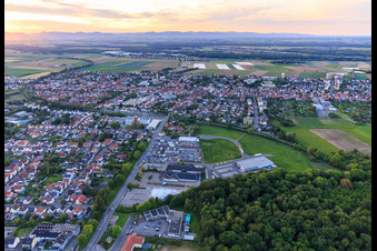Vue aérienne de Vue d'ensemble de la ville depuis le sud en soirée à Kandel dans le département Rhénanie-Palatinat, Allemagne