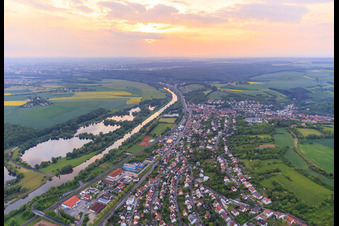 Vue aérienne de Vue de la ville sur les rives du Main depuis le sud-est à Schonungen dans le département Bavière, Allemagne