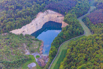 Vue aérienne de Lac Quarry à le quartier Löffelsterz in Schonungen dans le département Bavière, Allemagne