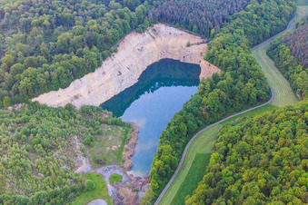 Vue aérienne de Lac Quarry à le quartier Löffelsterz in Schonungen dans le département Bavière, Allemagne