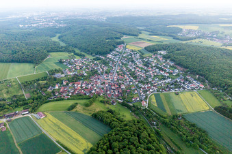 Vue aérienne de Champs agricoles et terres agricoles à Üchtelhausen dans le département Bavière, Allemagne