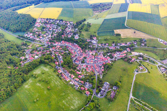 Vue aérienne de Quartier Zell in Üchtelhausen dans le département Bavière, Allemagne