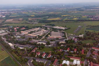 Vue aérienne de Schweinfurt, Niederwerrn, ancien aérodrome/caserne américaine à Geldersheim dans le département Bavière, Allemagne
