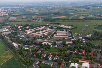 Vue aérienne de Schweinfurt, Niederwerrn, ancien aérodrome/caserne américaine à Geldersheim dans le département Bavière, Allemagne