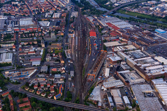 Vue aérienne de Voies à la station Schweinfurt depuis l'ouest à Schweinfurt dans le département Bavière, Allemagne