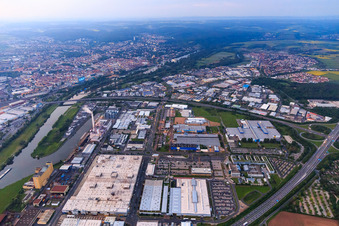 Vue aérienne de Zone industrielle Hafen-West au port Schweinfurt avec GKS, ZF Friedrichshafen Plant South, Bosch Rexroth, SKF GmbH Plant 3 et ML Lubrication GmbH à Schweinfurt dans le département Bavière, Allemagne