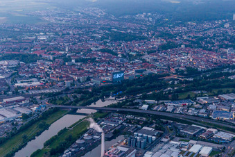 Vue aérienne de Vue sur la ville sur les rives du Main à Schweinfurt dans le département Bavière, Allemagne