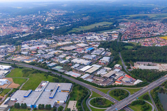 Photographie aérienne de Zone industrielle Hafen-Ost (Friedrich-Rätzer-Straße et Silbersteinstraße) le soir avec MediaMarkt Schweinfurt, Kunststofftechnik Ros GmbH & Co. KG et MAINCOR Rohrsysteme GmbH & Co. KG à Schweinfurt dans le département Bavière, Allemagne
