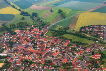 Vue aérienne de Centre du village avec le château Sulzheim et l'église du nord à Sulzheim dans le département Bavière, Allemagne