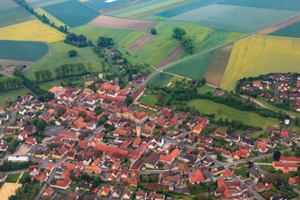 Vue aérienne de Centre du village avec le château Sulzheim et l'église du nord à Sulzheim dans le département Bavière, Allemagne