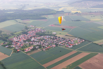Vue aérienne de Vögnitz à le quartier Traustadt in Donnersdorf dans le département Bavière, Allemagne