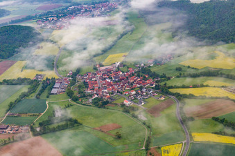 Vue aérienne de Village sous les nuages à le quartier Wustviel in Rauhenebrach dans le département Bavière, Allemagne