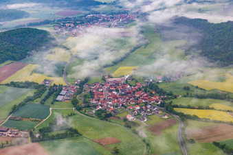 Vue aérienne de Village sous les nuages à le quartier Wustviel in Rauhenebrach dans le département Bavière, Allemagne