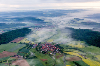 Vue aérienne de Paysage forestier et montagneux du Steigerwald dans la brume matinale en Wustviel à le quartier Wustviel in Rauhenebrach dans le département Bavière, Allemagne