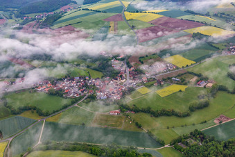 Vue aérienne de Sous les nuages à le quartier Prölsdorf in Rauhenebrach dans le département Bavière, Allemagne