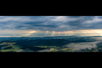 Vue aérienne de Le soleil du matin perce les nuages à le quartier Schönbrunn in  Steigerwald in Schönbrunn im Steigerwald dans le département Bavière, Allemagne