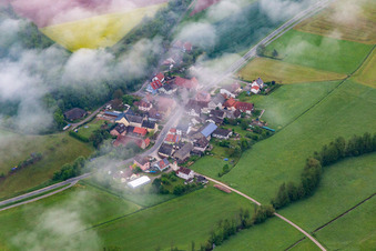 Vue aérienne de Place sous les nuages à le quartier Zettmannsdorf in Schönbrunn im Steigerwald dans le département Bavière, Allemagne