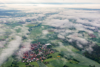 Vue aérienne de Village sous les nuages à le quartier Ampferbach in Burgebrach dans le département Bavière, Allemagne