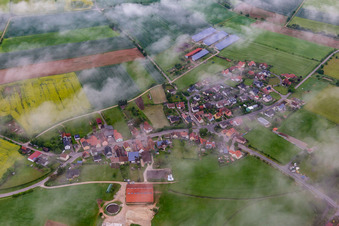 Vue aérienne de Place sous les nuages à le quartier Dietendorf in Burgebrach dans le département Bavière, Allemagne