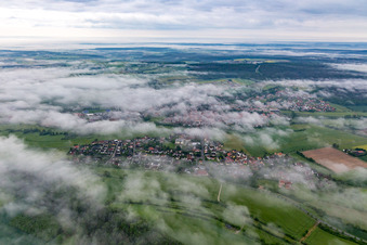Vue aérienne de Place sous les nuages à Burgebrach dans le département Bavière, Allemagne