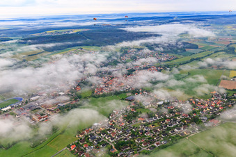 Vue aérienne de Collège Burgebrach sous les nuages à Burgebrach dans le département Bavière, Allemagne