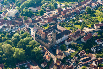 Vue aérienne de Église catholique Sainte-Marie avec cloître à Bamberg dans le département Bavière, Allemagne