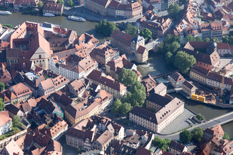 Vue aérienne de Ancien hôtel de ville au-dessus du bras gauche de la Regnitz à Bamberg dans le département Bavière, Allemagne