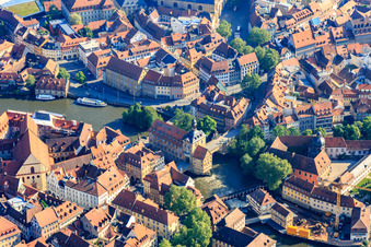 Vue aérienne de Pont u. et o. avec l'ancien hôtel de ville sur le canal Ludwig.-Donau-Main et Linker Regnitz à Bamberg dans le département Bavière, Allemagne
