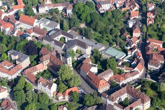Vue aérienne de École Montessori Bamberg et église collégiale Saint-Jacques à Bamberg dans le département Bavière, Allemagne