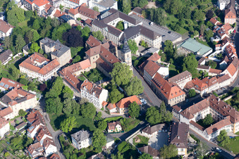 Vue aérienne de École Montessori Bamberg et église collégiale Saint-Jacques à Bamberg dans le département Bavière, Allemagne