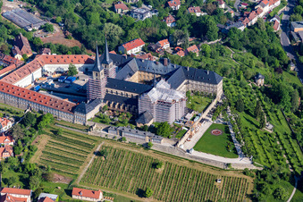 Vue aérienne de Monastère de Michaelsberg au-dessus du jardin de Michaelsberg et des archives de la ville à Bamberg dans le département Bavière, Allemagne