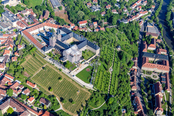 Vue aérienne de Monastère de Michaelsberg au-dessus du jardin de Michaelsberg et des archives de la ville à Bamberg dans le département Bavière, Allemagne