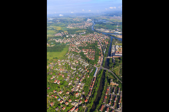 Vue aérienne de Pont de la Paix sur le bras gauche du Regnitsarm depuis le sud-est à le quartier Gaustadt in Bamberg dans le département Bavière, Allemagne