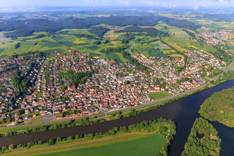 Vue aérienne de Vue du village depuis le nord à l'embouchure de la Regnitz dans le Main avec le port de pêche de Bischberg et le terrain de sport du FC Bischberg eV à Bischberg dans le département Bavière, Allemagne