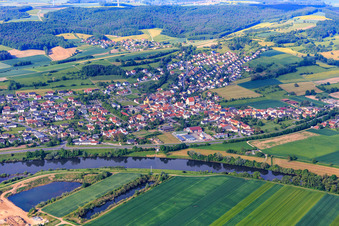 Vue aérienne de Les rives du Main à le quartier Trunstadt in Viereth-Trunstadt dans le département Bavière, Allemagne