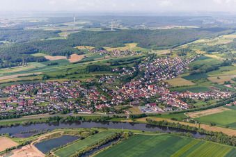 Vue aérienne de Les rives du Main à le quartier Trunstadt in Viereth-Trunstadt dans le département Bavière, Allemagne