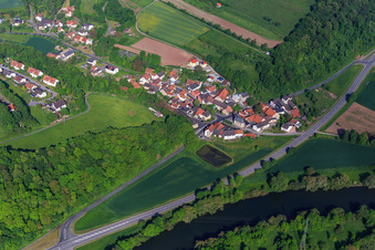 Vue aérienne de Vue du village sur les rives du Main depuis l'est à le quartier Dippach in Eltmann dans le département Bavière, Allemagne